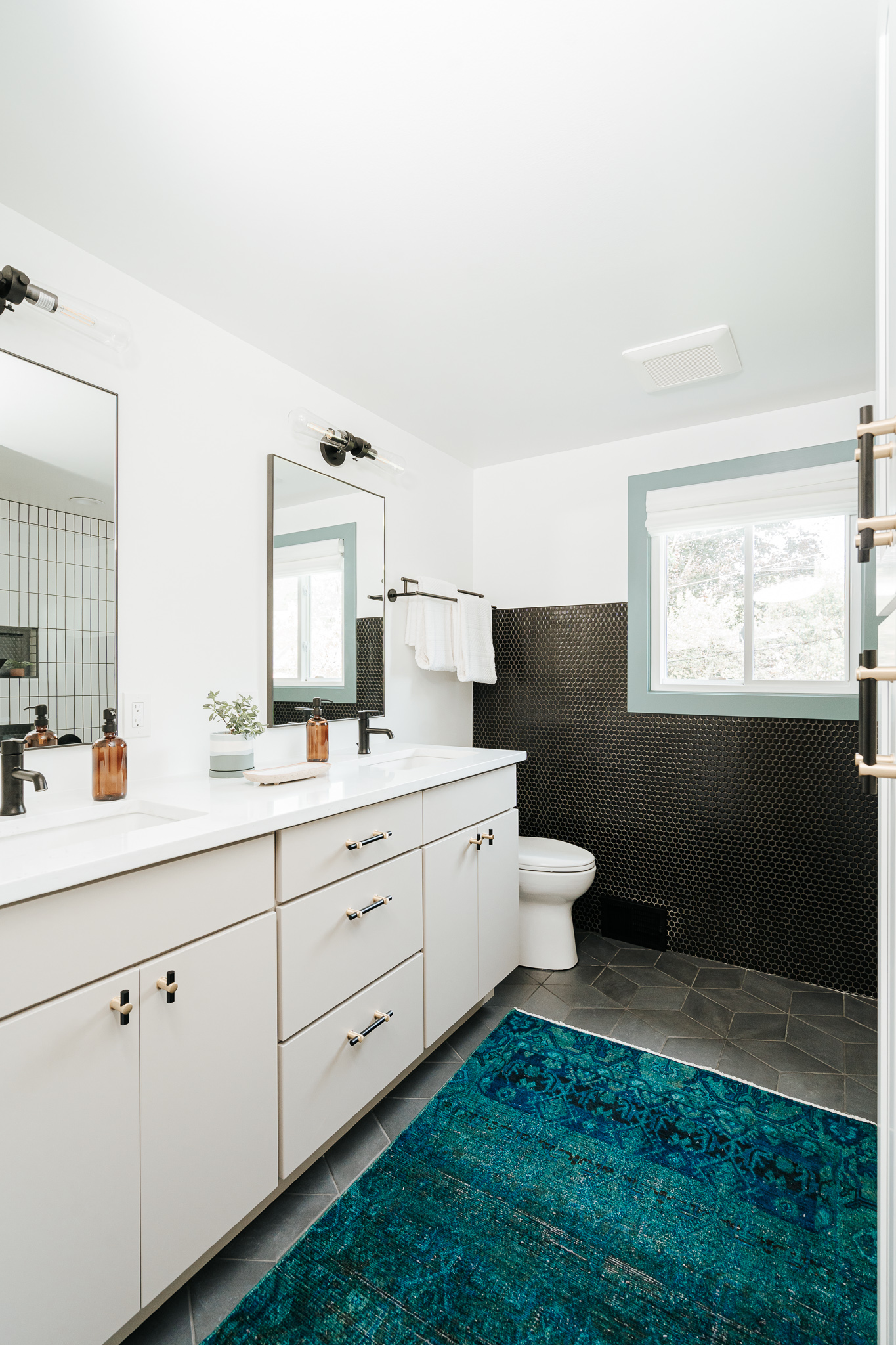 MODERN BLACK AND WHITE KIDS BATHROOM // GLENGROVE + HAMILTON image 10