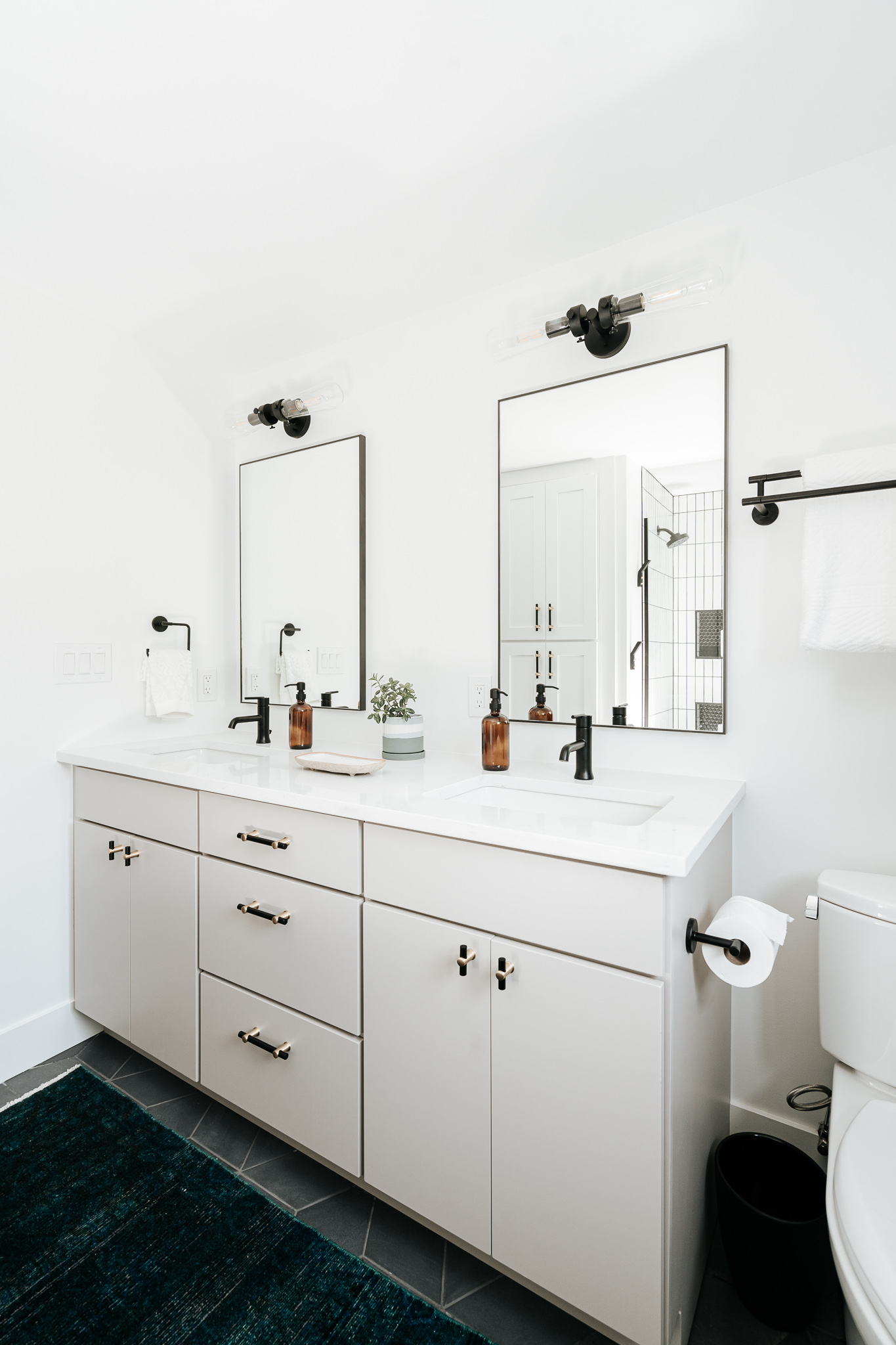 MODERN BLACK AND WHITE KIDS BATHROOM // GLENGROVE + HAMILTON image 9