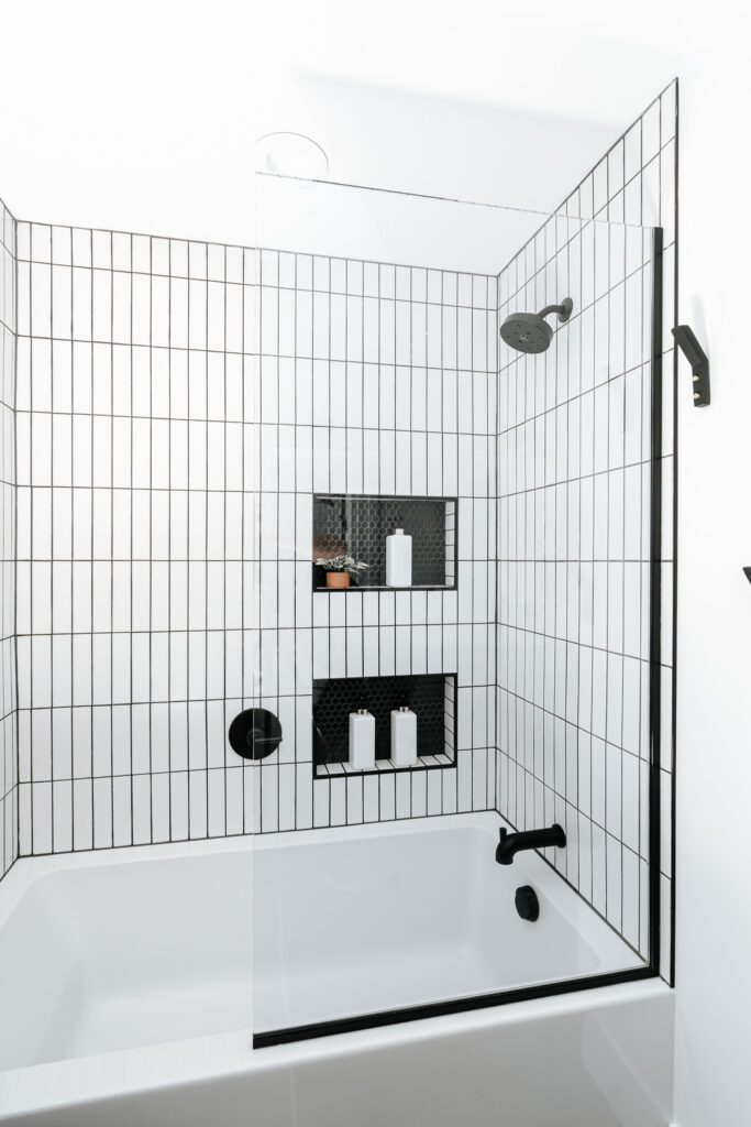 MODERN BLACK AND WHITE KIDS BATHROOM // GLENGROVE + HAMILTON image 6