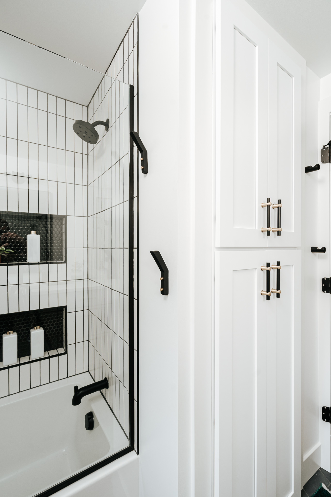 MODERN BLACK AND WHITE KIDS BATHROOM // GLENGROVE + HAMILTON image 8