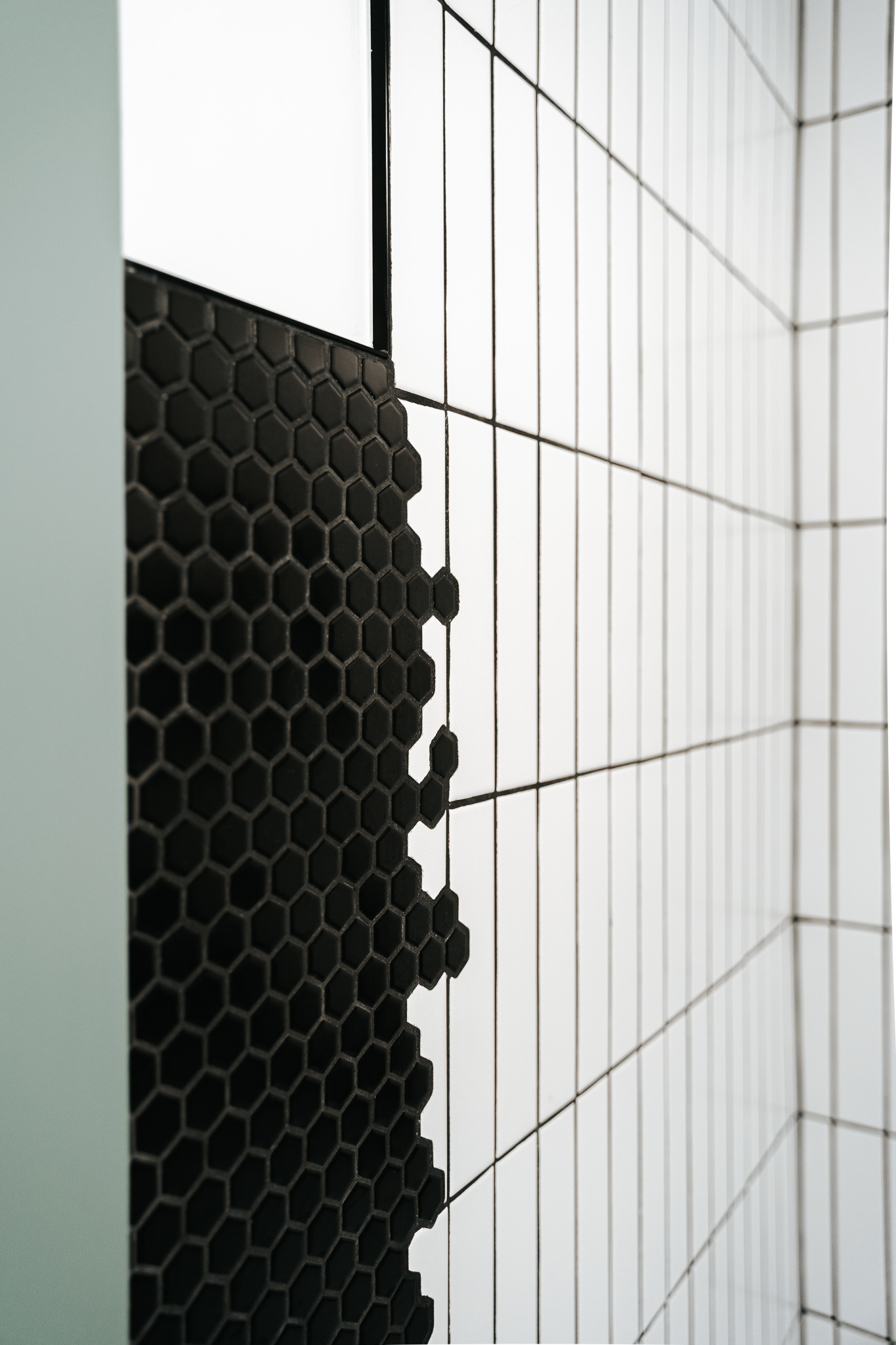 MODERN BLACK AND WHITE KIDS BATHROOM // GLENGROVE + HAMILTON image 5