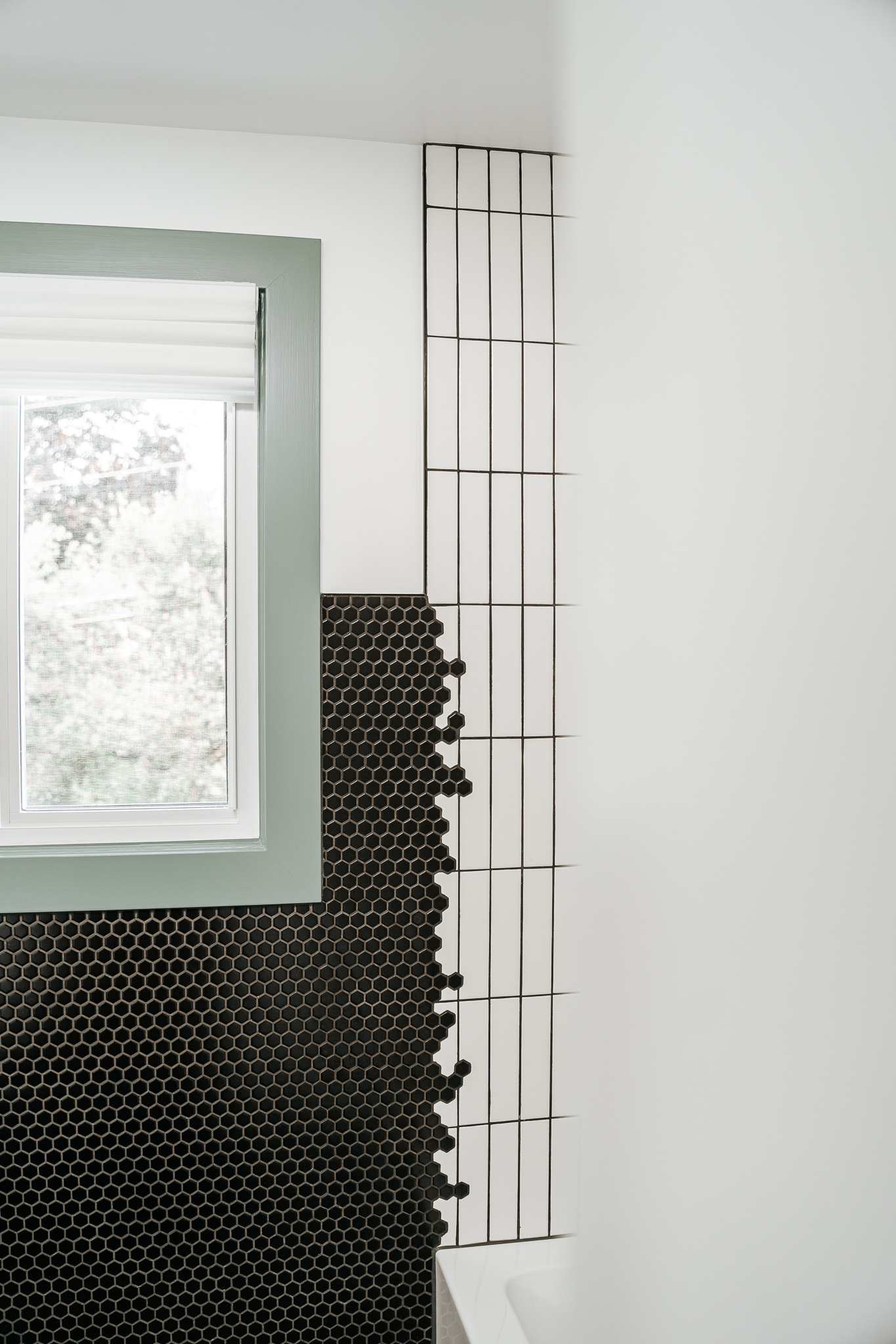 MODERN BLACK AND WHITE KIDS BATHROOM // GLENGROVE + HAMILTON image 14