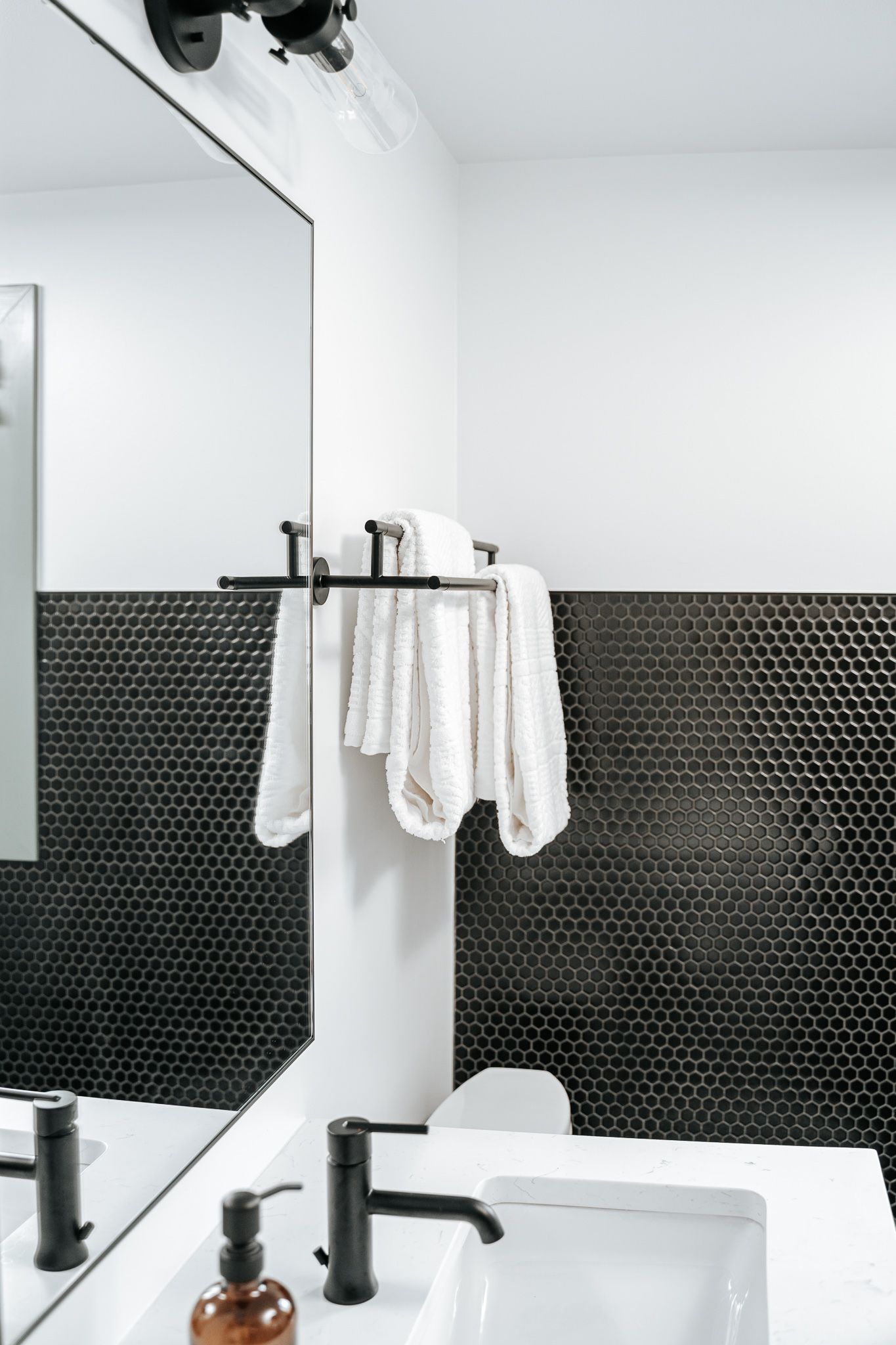 MODERN BLACK AND WHITE KIDS BATHROOM // GLENGROVE + HAMILTON image 4