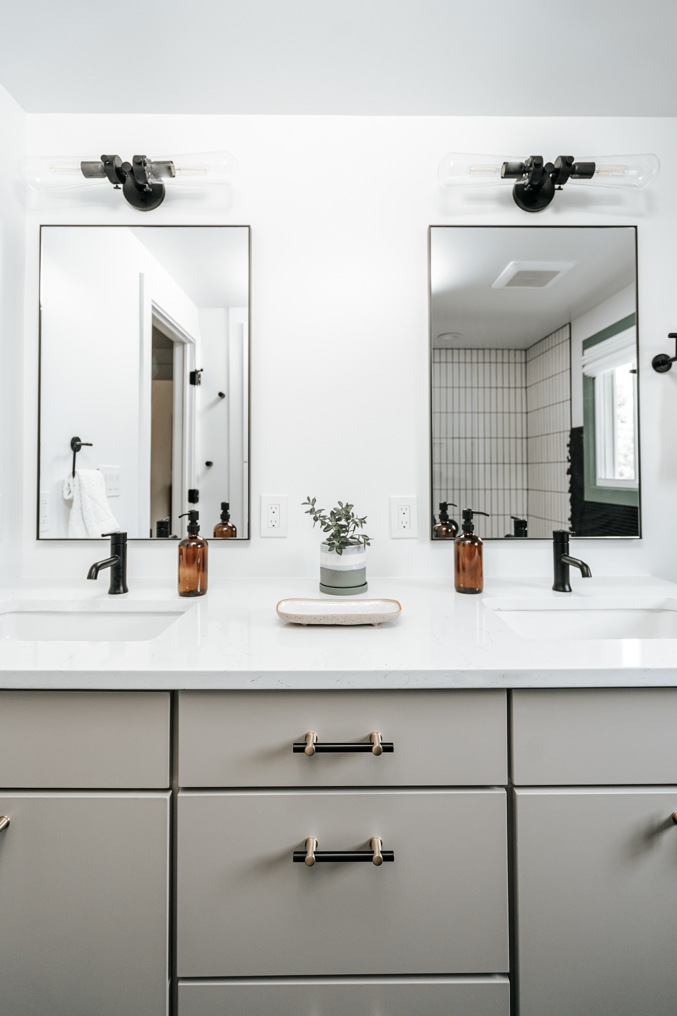 MODERN BLACK AND WHITE KIDS BATHROOM // GLENGROVE + HAMILTON image 12