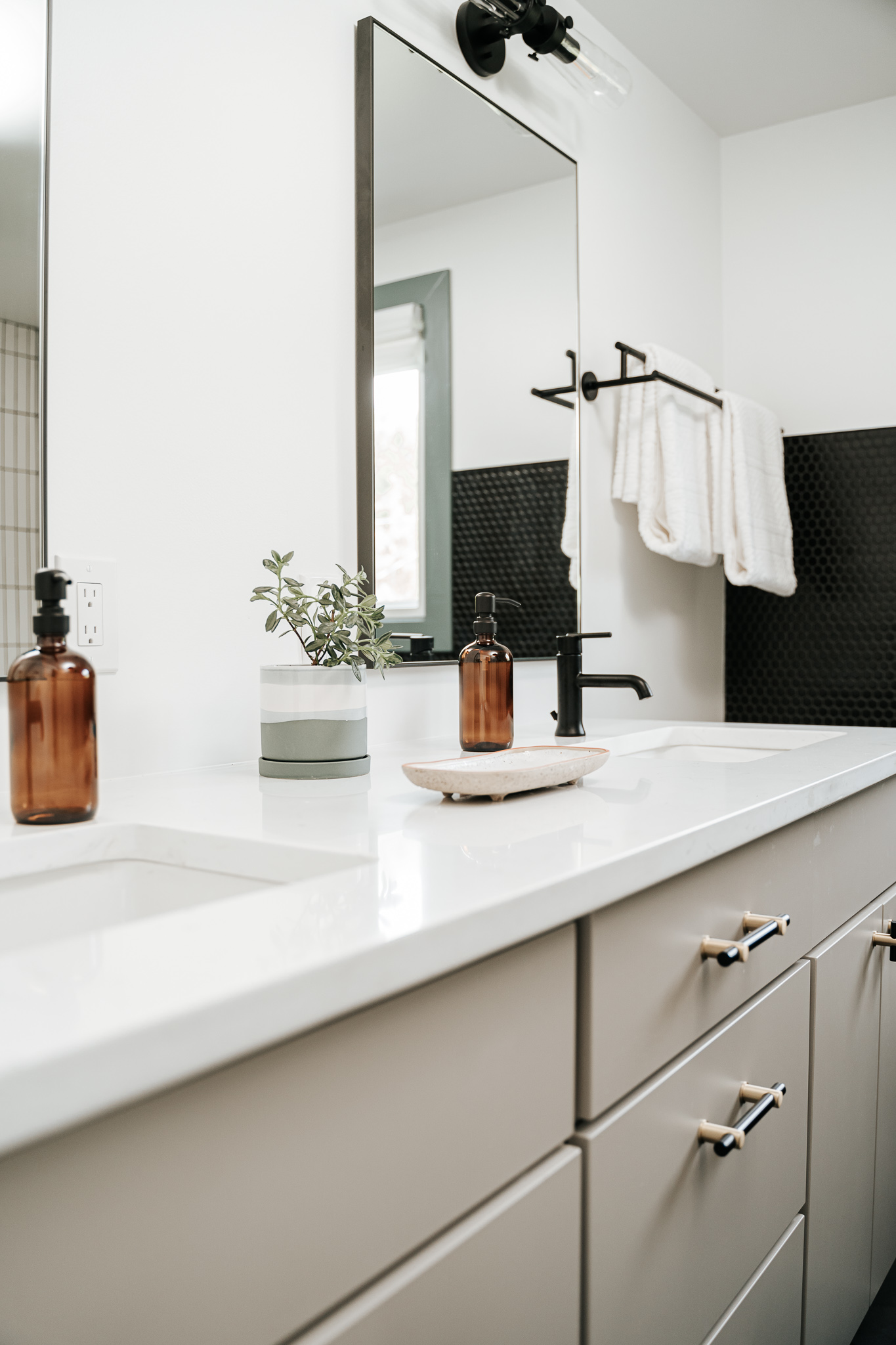MODERN BLACK AND WHITE KIDS BATHROOM // GLENGROVE + HAMILTON image 15