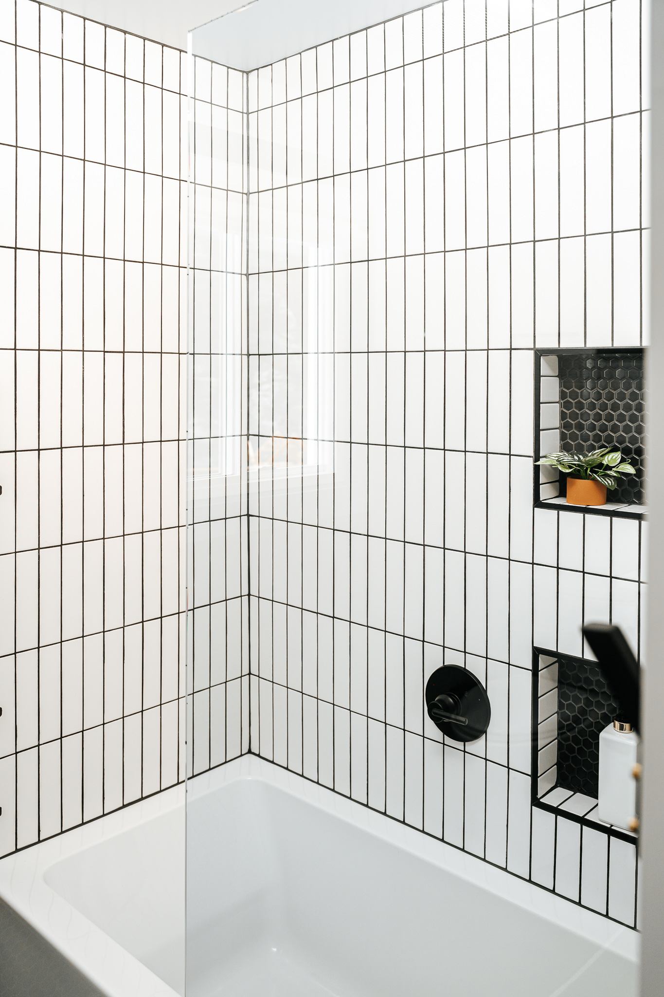 MODERN BLACK AND WHITE KIDS BATHROOM // GLENGROVE + HAMILTON image 13