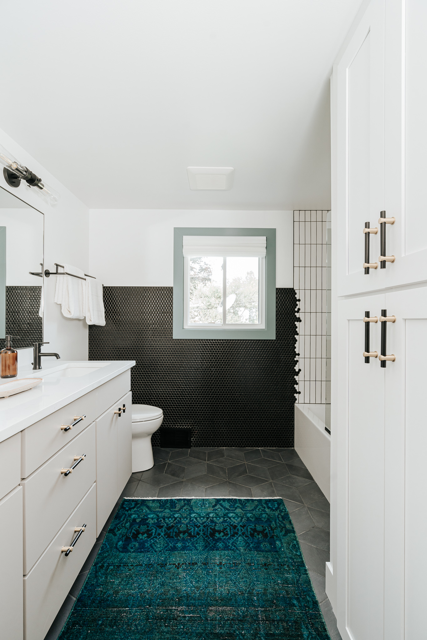 MODERN BLACK AND WHITE KIDS BATHROOM // GLENGROVE + HAMILTON image 11