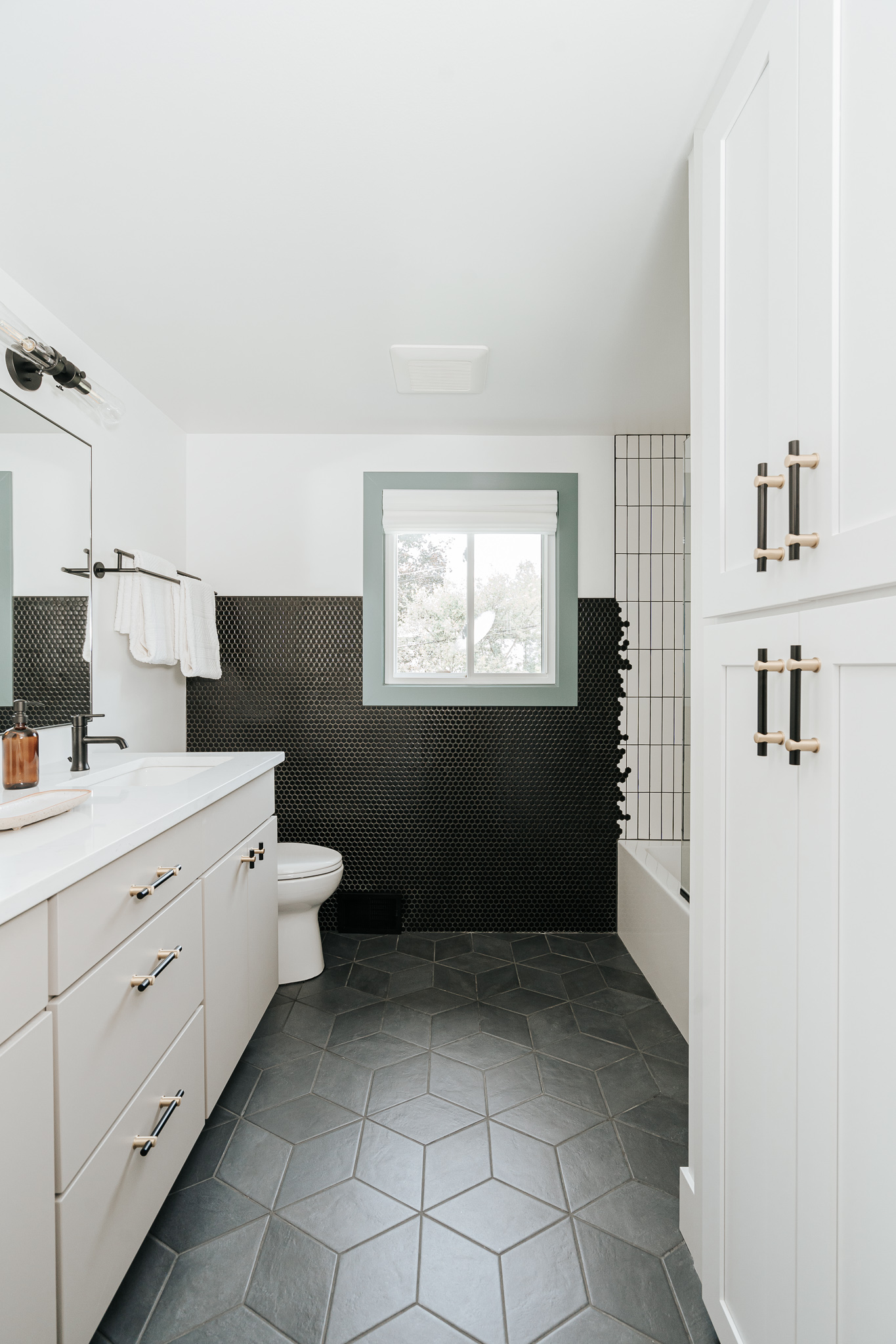 MODERN BLACK AND WHITE KIDS BATHROOM // GLENGROVE + HAMILTON image 3