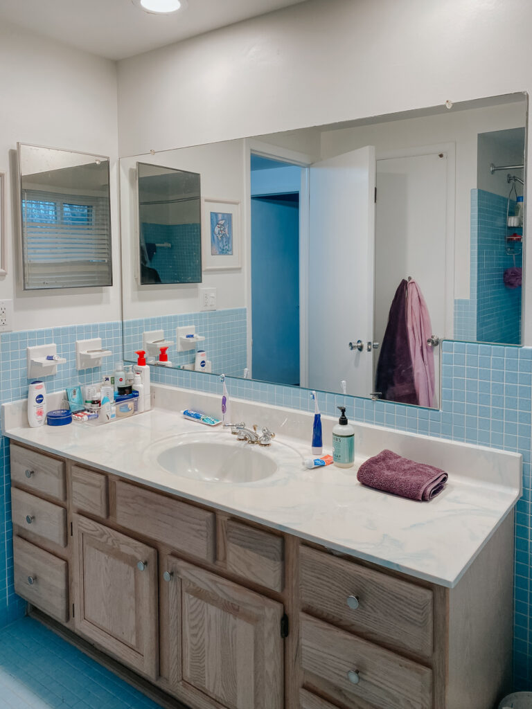 MODERN BLACK AND WHITE KIDS BATHROOM // GLENGROVE + HAMILTON image 2