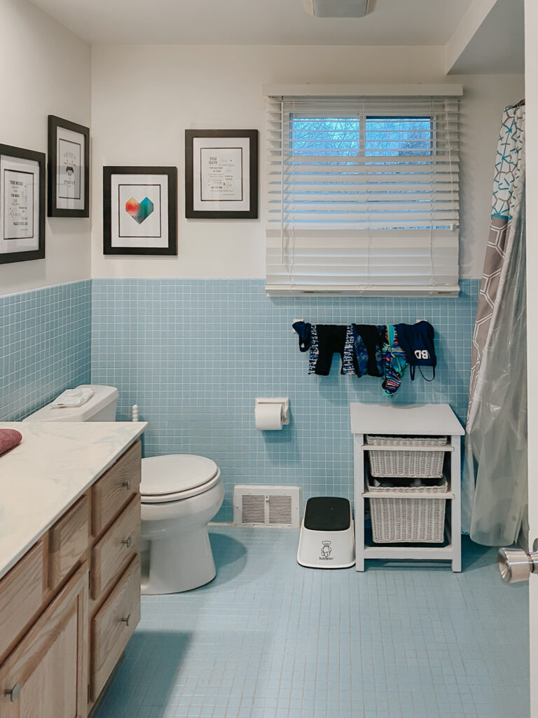 MODERN BLACK AND WHITE KIDS BATHROOM // GLENGROVE + HAMILTON image 1