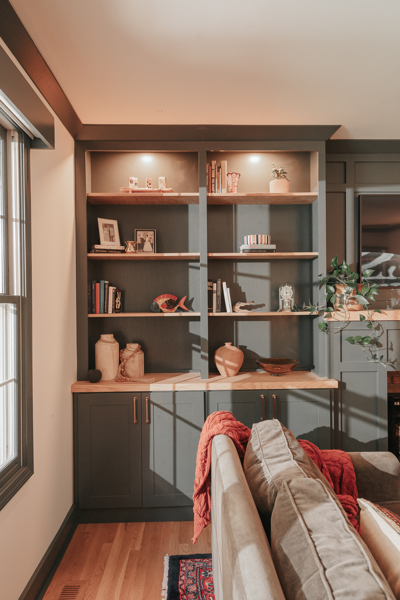 TOP 10 RULES FOR STYLING SHELVES image 2